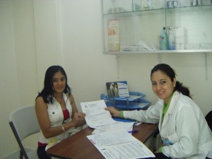 La Dra. Chavarria consulta con un paciente